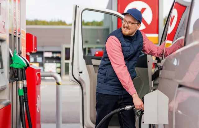 Man happily fueling his van at a Circle K station